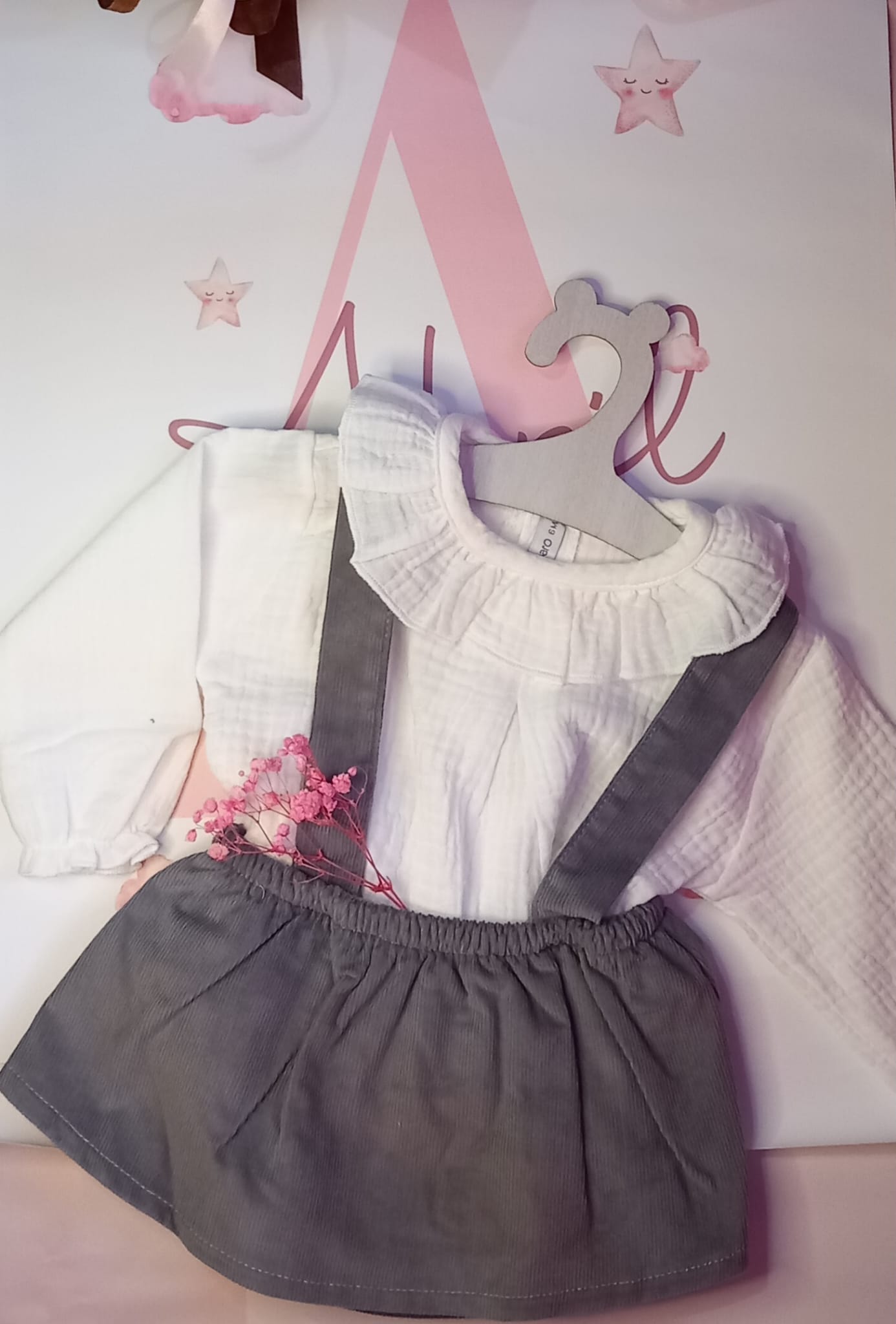 Falda pololo gris con blusa blanca algodón Calamaro - Talla 6 meses - Little Abril